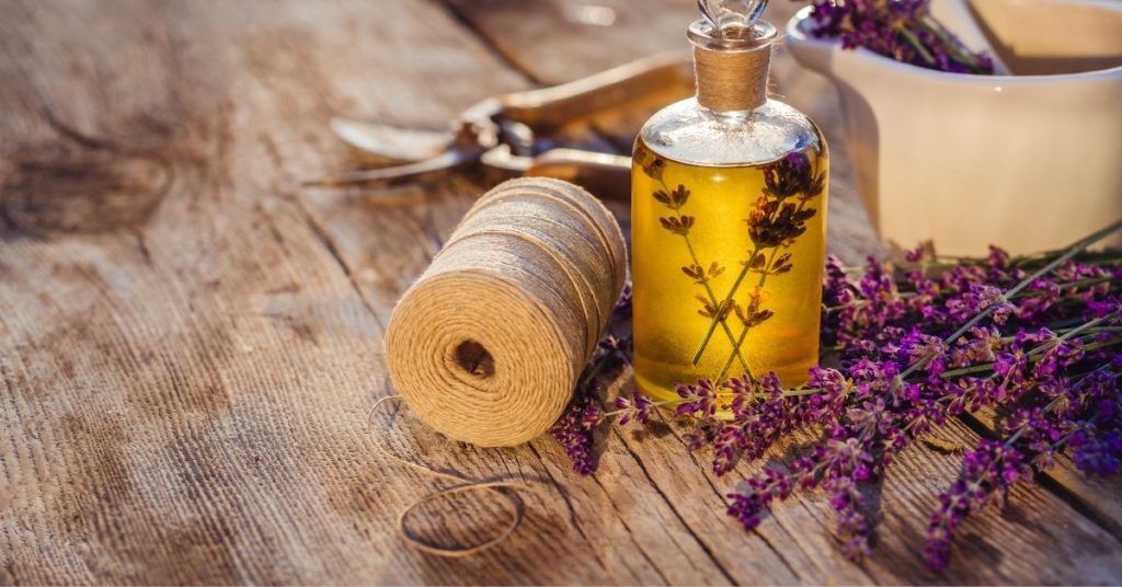 ภาพประกอบเนื้อหา 10 ประโยชน์สุขภาพจากน้ำมันหอมระเหยลาเวนเดอร์ (Lavender Essential Oil) ประโยชน์สุขภาพจากน้ำมันหอมระเหยลาเวนเดอร์